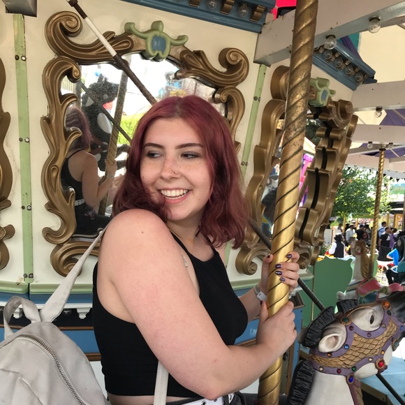 Meet your Posher, Zoe - Picture 2 of 5